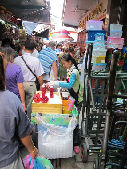Ein Stand mit Granatapfelsaft (lecker)