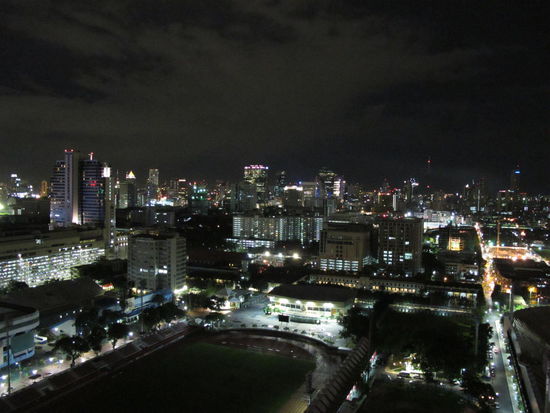 Im Stadion links wurde noch gespielt, hab aber alle Tore verpaßt, Bangkok hat 1:2 verloren
