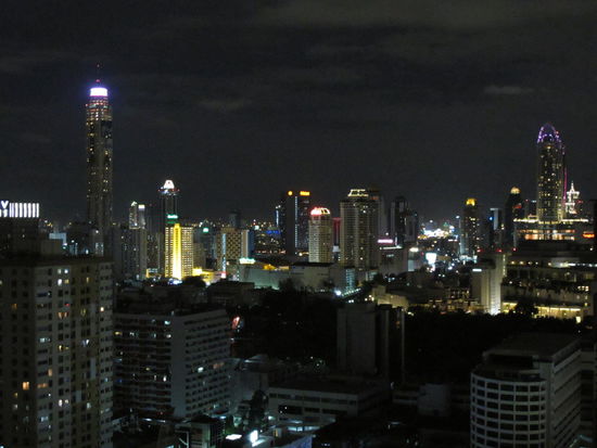Der linke hohe Wolkenkratzer ist das höchste Gebäude in Thailand, der Baiyoke Tower II