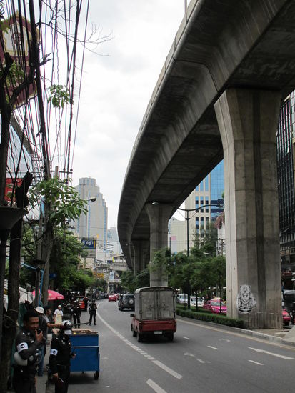 Sukhumvit Road mit Hochbahn