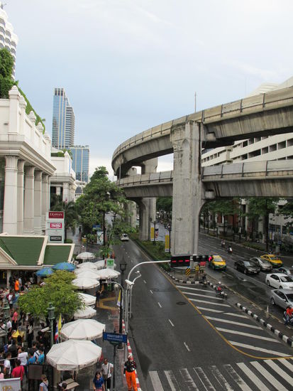 So siehts hier übrigens aus, die Hochbahnen übereinander