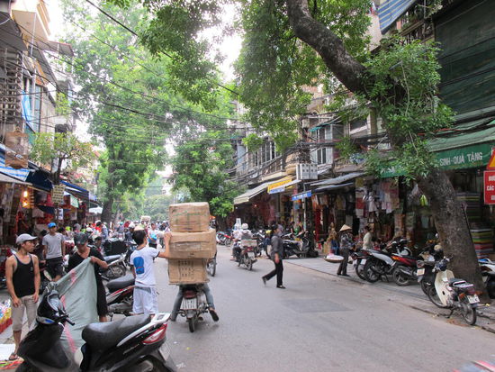 So wird hier transportiert - und es geht noch extremer (die, sind aber oft zu schnell für ein Foto)