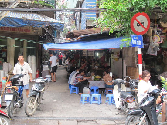 Die kleinen "Küchen" mit den Hockern davor sieht man an fast jeder Ecke und es riecht auch oft echt gut - werd ich noch probieren