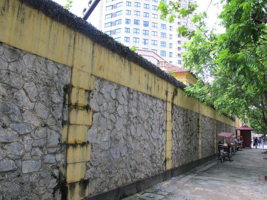 "Hanoi Hilton Hotel" - oben auf der Mauer sind Glasscherben eingebaut