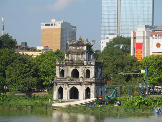 Ein Bild von der Bank, der Schildkrötenturm Thap Rua auf einer weiteren kleinen Insel im See