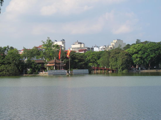 Der Ngoc-Son-Tempel auf dem Ende des "Seerundwegs"