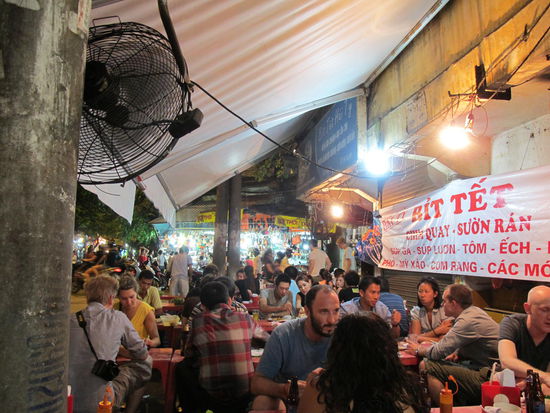 So sah es um mich rum aus. Die Stühle sind echt für Zwerge, also Asiaten oder auch manche Deutsche 