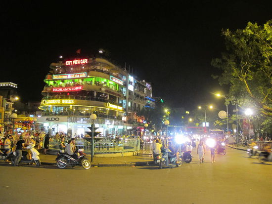 Am See gestern hat man kaum die Straße vor Autos und Mofas gesehen
