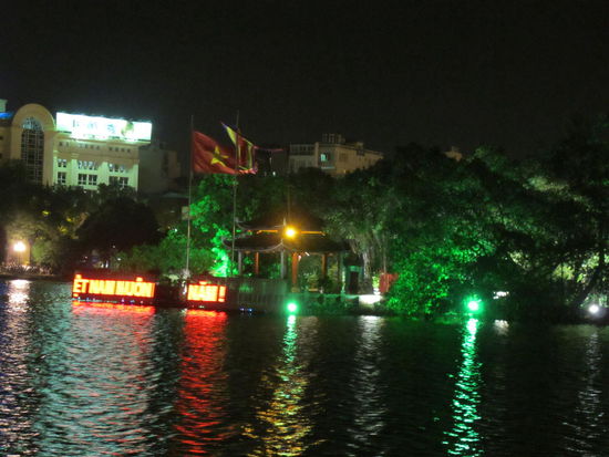 Und noch der Ngoc Son Tempel bei Nacht