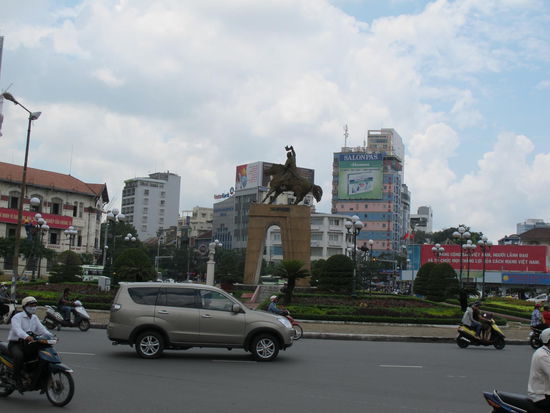 Der richtige Kreisverkehr mit Tran-Nguyen-Hai-Statue