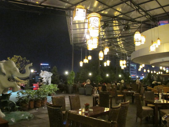 Die Rooftopbar, zumindest ein Teil davon, es gab auch Livemusik...