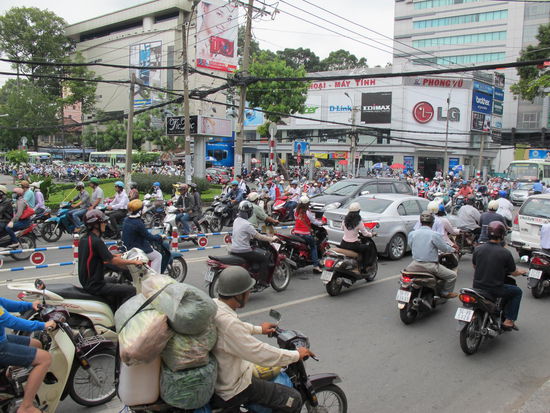 Eine "kleine" Kreuzung in Saigon auf dem Weg nach Cholon