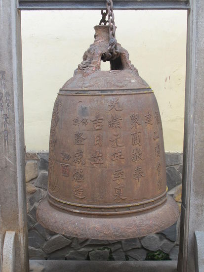 Eine Glocke im Inneren der Ong-Bon-Pagode