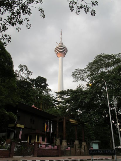 Der KL Tower (ich seh ihn auch von meinem Zimmer)