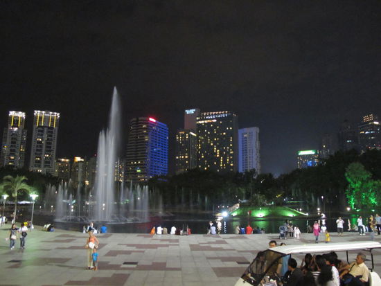 Der KLCC Park bei Nacht