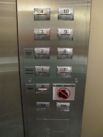 Im Aufzug bzw Hotel is Durianverbot. Des is ne Frucht die furchtbar stinken soll, in Singapur gibts eine "Halle" die so aussieht wie die Frucht, werd ich dann erwähnen...