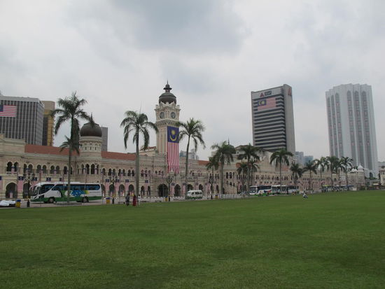 Wie z. B. das Sultan Abdul Samad Building, was früher die koloniale Administration beherbergte, heute das Ministerium für Information, Kommunikation und Kultur.