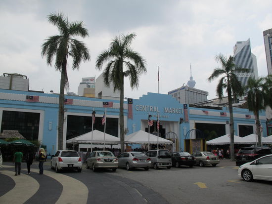 Der Central Markt von außen, da hat der LP Recht sieht echt fast wie in Miami Beach aus