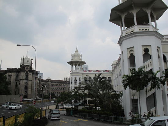 Der alte Bahnhof, heißt einfach Kuala Lumpur (rechts, also das weiße Gebäude)