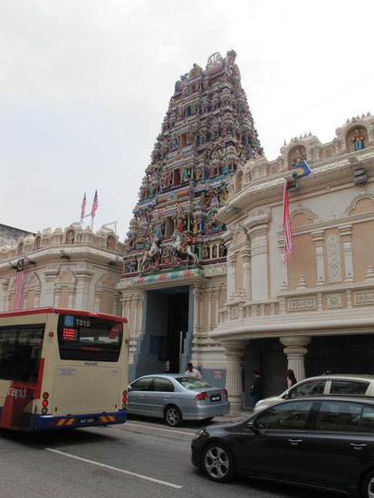 Der hinduistische Mahamariamman Tempel (ich weiß mit Bus sieht net so toll aus, aber es war Stau und fast nur Busse)
