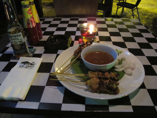 Hab gegrillte Hühnchenspieße mit einer Erdnuß-und-noch-irgendwas-Sauce genommen, dazu noch Gurken- und Zwiebelstückchen. War gut und reichlich.