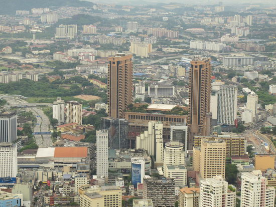 Das "braune" Gebäude is der Berjaya Times Square, in den bin ich dann noch rein, Wahnsinn...