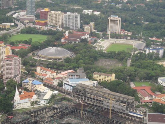 So das Letzte von oben, zwei Fußballstadien, das Runde is das Negara Stadion, das Andere is das Merdeka Stadion