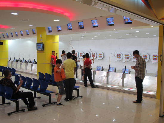 Man konnte auch mit Pfeil und Bogen üben und es gibt ne Bowlingbahn