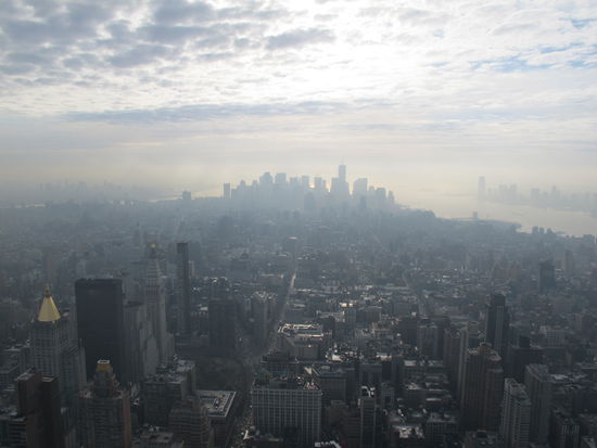 Der Blick auf die Südspitze Manhattans, das höchste Gebäude ist der gerade im Bau befindliche Freedom Tower am Ground Zero