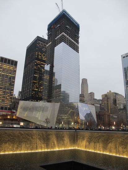 Der neue kleinere Turm mit einem weiteren Gebäude des 9/11 Memorial im Vordergrund, es ist aber noch nicht geöffnet