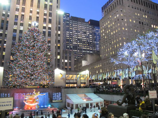 Rockefeller Plaza mit der Eisbahn