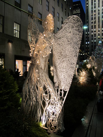 Die Engel in der "Schneise" zwischen Gebäuden des Rockefeller Centers