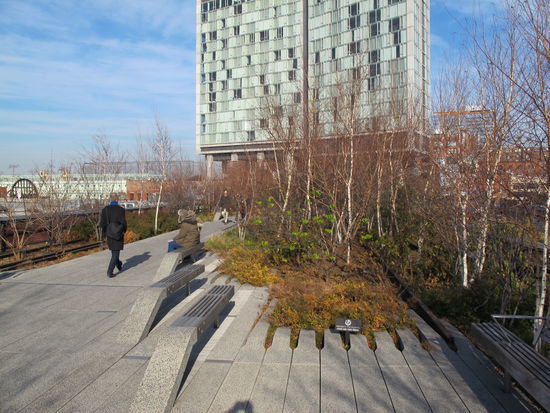 Im Wohnhaus im Hintergrund sind die Wohnungen alle gleich eingerichtet (zumindest sah es von unten so aus)