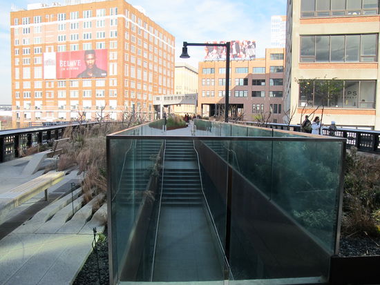 Es gibt auch immer wieder einen Zugang bzw Ausgang zur Straße