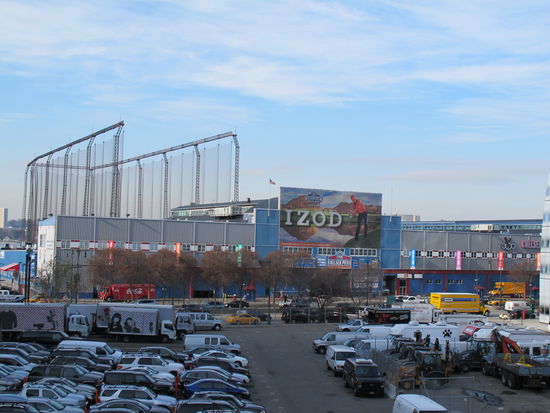 Links die Golfanlage am Flußufer, rechts Chelsea Piers Sports Complex