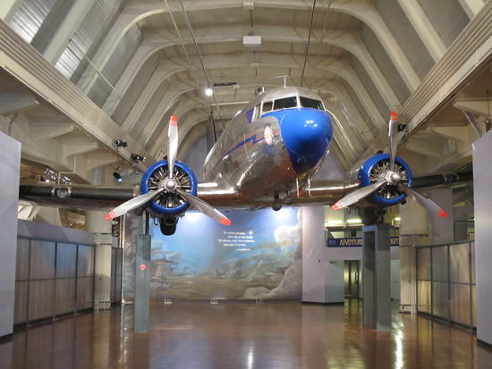 Der fliegt einem gleich am Eingang entgegen