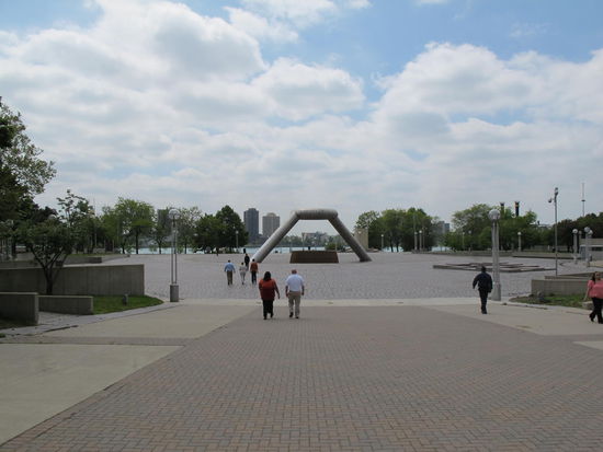 Der Weg zum Ufer über die Hart Plaza