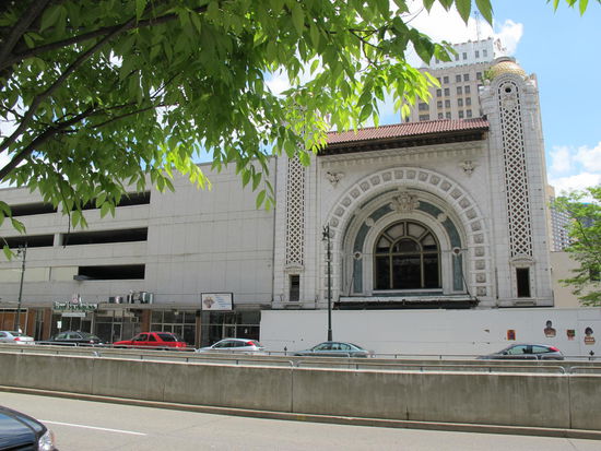 Ein altes, leeres Gebäude mitten in Downtown