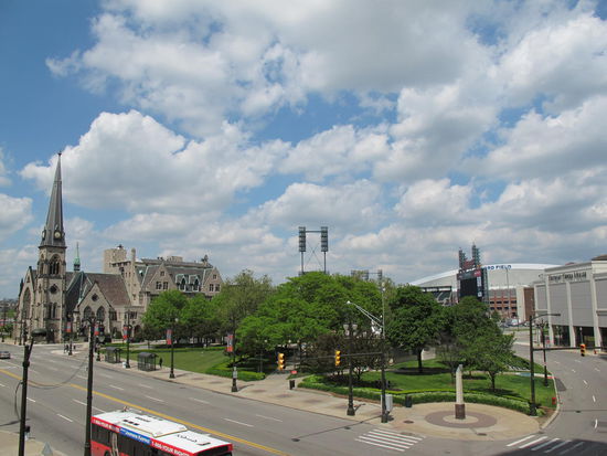 Der Grand Circus Park mit Kirche von der Haltestelle des People Mover aus (wie man sieht, die Straßen sind fast leer)