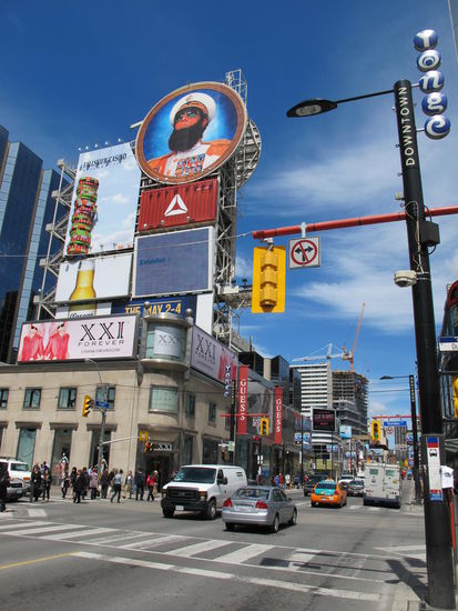 Beim Verlassen des Dundas Square Richtung Norden (rechts an der Ecke war ein Adidasladen, wär ich fast scho wieder schwach geworden, aber nur fast  )