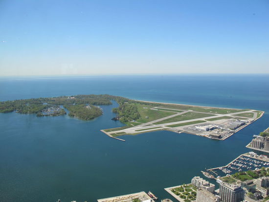 Der Billy Bishop Toronto City Airport, direkt vor der Skyline