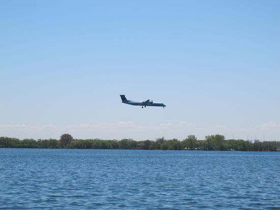 Da kommt grad einer rein (es sind nur kleine Flugzeuge, die großen landen bei mir in Mississauga in der Nähe)
