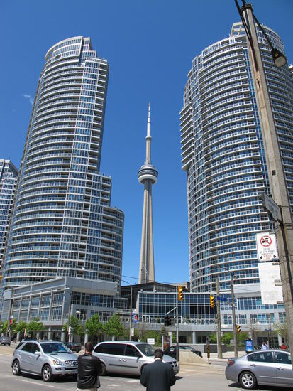 Er schleicht sich immer ins Bild 