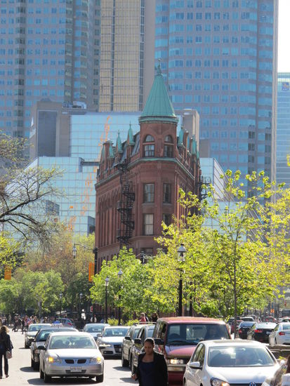 Nach dem Rausgehen hab ich zufällig das Flatiron Building von Toronto gesehn (heißt wirklich auch so)