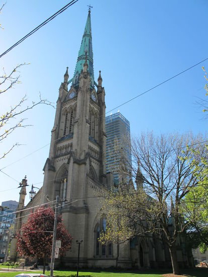 Die St. James Kirche daneben