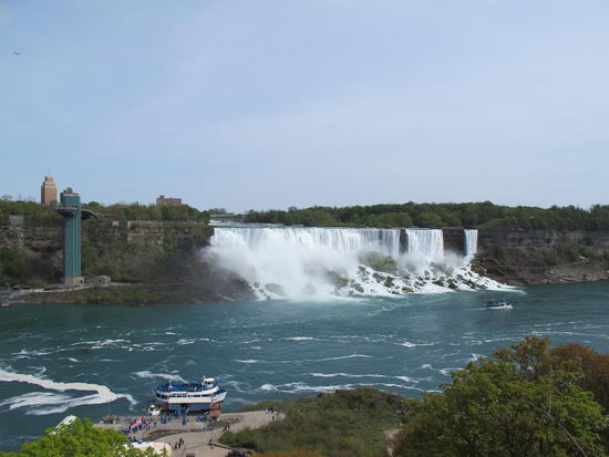Nochmal die Amis, unten mit Maid of the Mist Boot und links nem Aussichtsturm (da werd ich morgen sein)