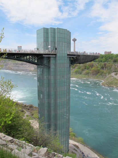 Ich wollte da vor laufen, konnt ich aber net, denn man is nur hingekommen wenn man für Maid of the Mist (von der Amiseite aus) gezahlt hat