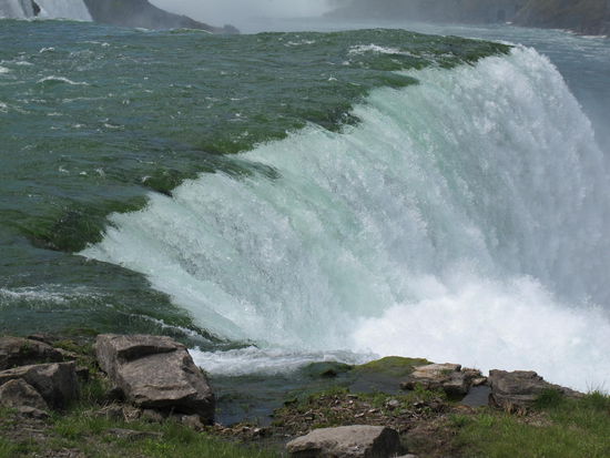Hier sollen im Schnitt wenn ich mich richtig erinnere ca 250.000 Liter runterfließen - in ner Sekunde!!