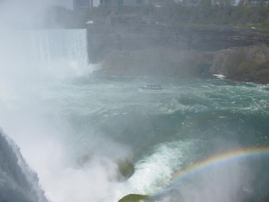Die Fälle mit Regenbogen und Maid of the Mist Boot