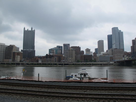 Die Schienen, der Monongahela und ein Teil der Skyline